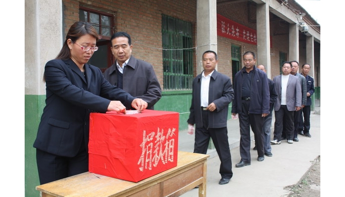 汶上縣次丘鎮(zhèn)西溫口小學為患有重型再生障礙性貧血的林凡策組織捐款活動