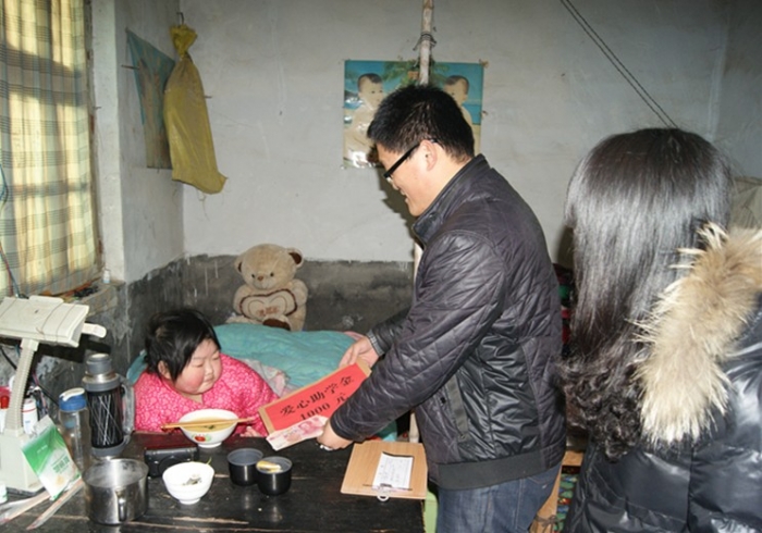 汶上團縣委及郭倉鎮(zhèn)團委向郭倉鎮(zhèn)中學(xué)的于錦鱗轉(zhuǎn)交愛心助學(xué)金