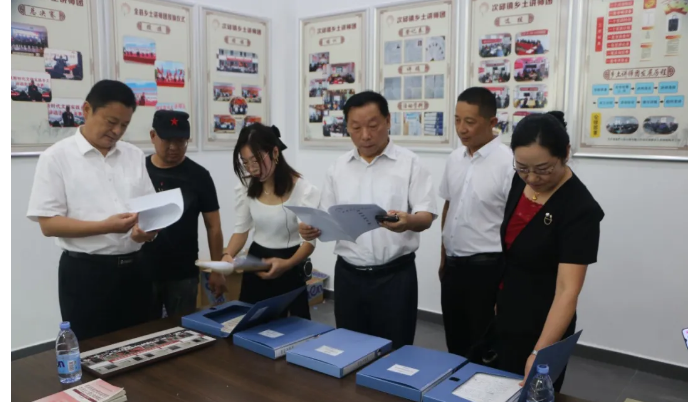縣政協(xié)“全民閱讀·委員立行”讀書促進(jìn)會走進(jìn)次邱鎮(zhèn)