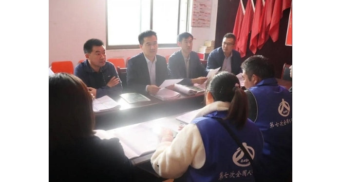 縣委常委、副縣長(zhǎng)魏中齊視察人口普查摸底登記工作